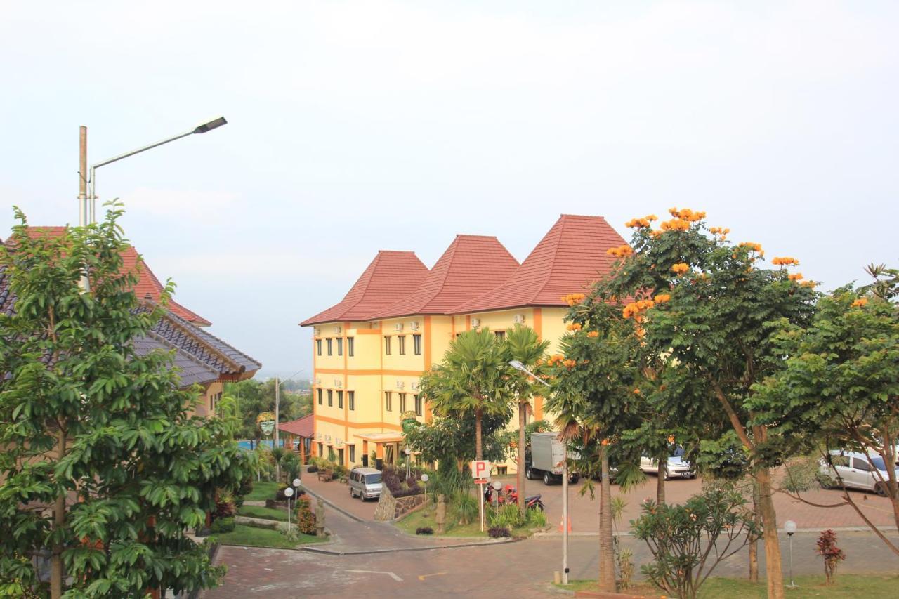 Ciptaningati Hotel Batu  Buitenkant foto