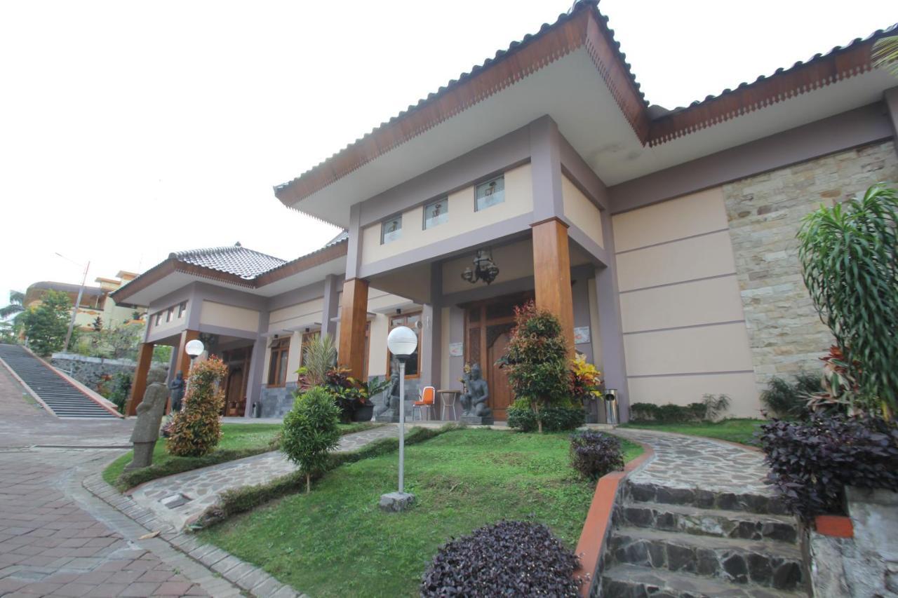 Ciptaningati Hotel Batu  Buitenkant foto